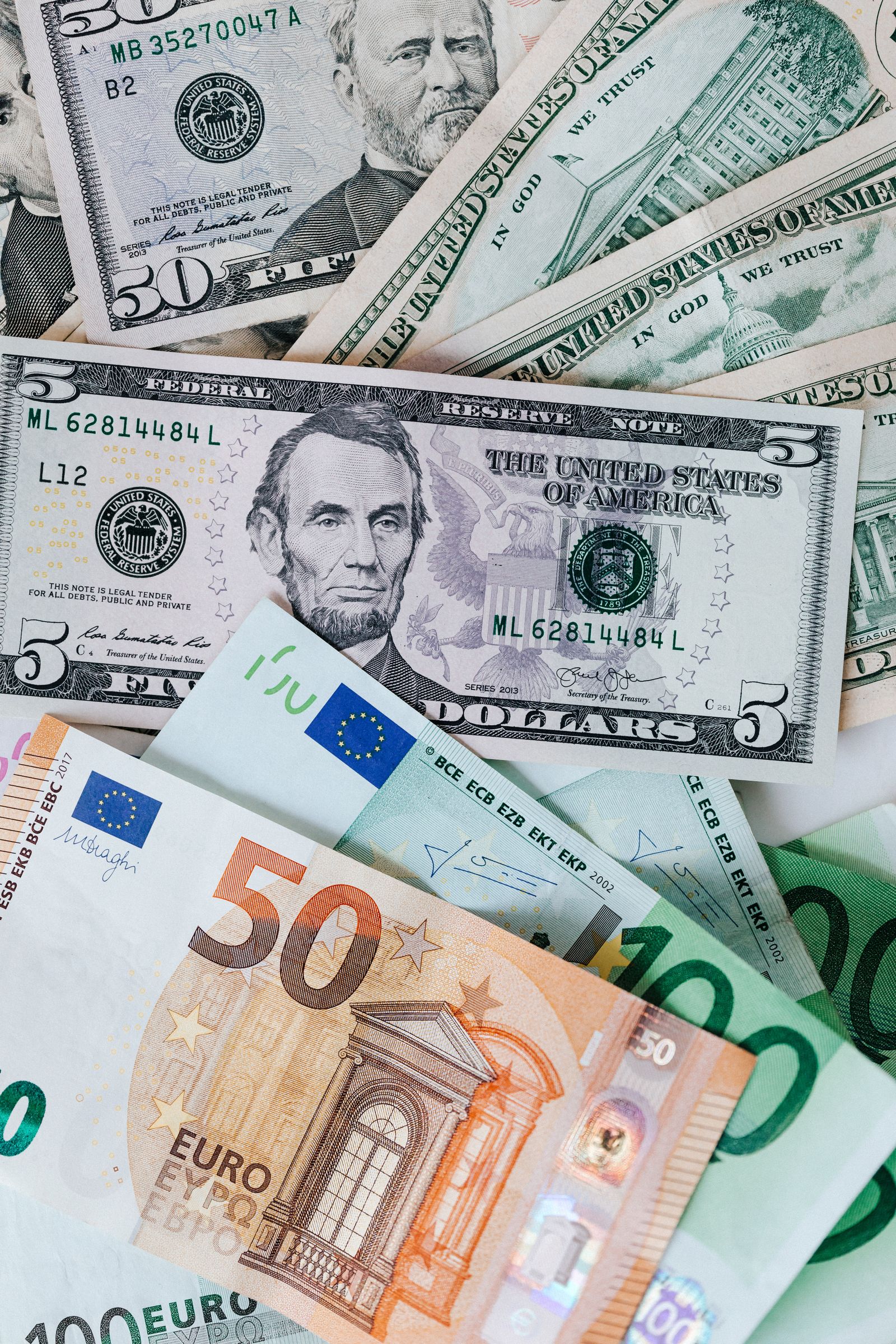 Travel Rewards vs Cash Back: A Practical Comparison for 2026